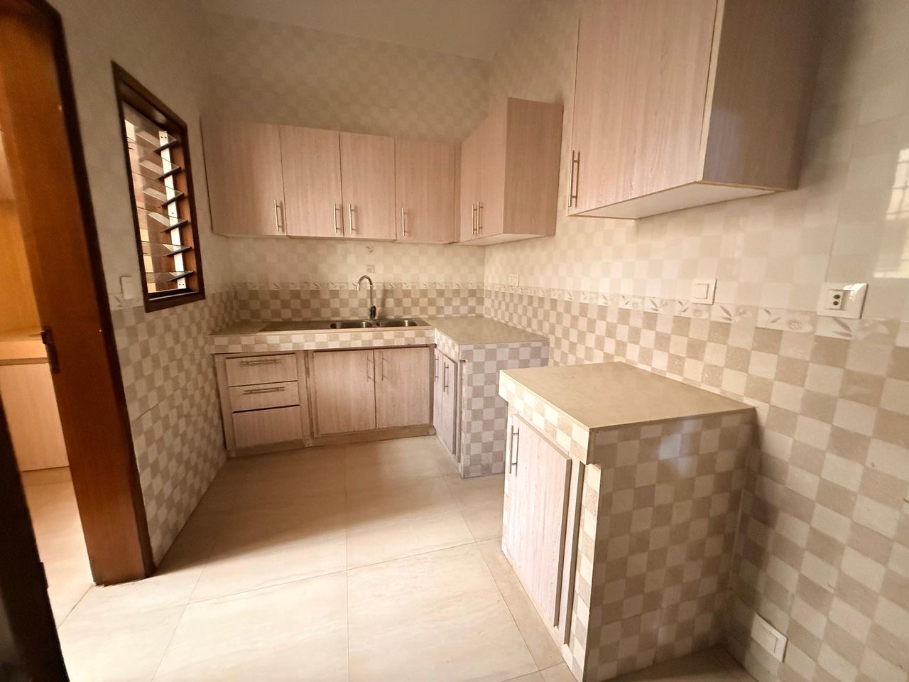 Appartement non meublé 3 chambres avec balcon à Cité Keur Gorgui — photo 2